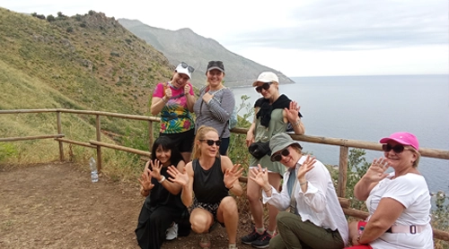 donne in meditazione durante la vacanza, in un parco vicino il mare