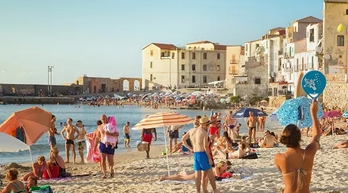 villaggio siciliano, paesino in riva al mare sotto la montagna