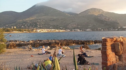 donne in meditazione durante la vacanza, in un parco vicino il mare